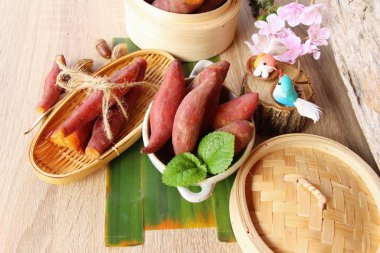 Ahşap arka plan üzerinde lezzetli haşlanmış patates