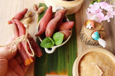 Ahşap arka plan üzerinde lezzetli haşlanmış patates