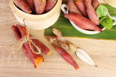 Ahşap arka plan üzerinde lezzetli haşlanmış patates