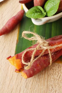 Ahşap arka plan üzerinde lezzetli haşlanmış patates