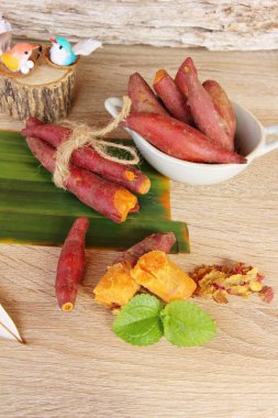 Ahşap arka plan üzerinde lezzetli haşlanmış patates