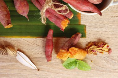 Ahşap arka plan üzerinde lezzetli haşlanmış patates