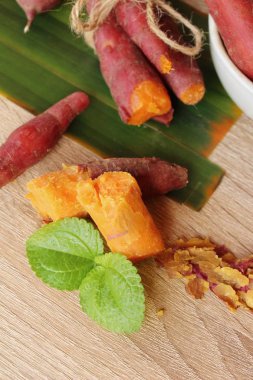 Ahşap arka plan üzerinde lezzetli haşlanmış patates