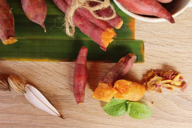 Ahşap arka plan üzerinde lezzetli haşlanmış patates