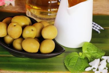 Ahşap arka plan üzerinde sağlık için zeytin yağı