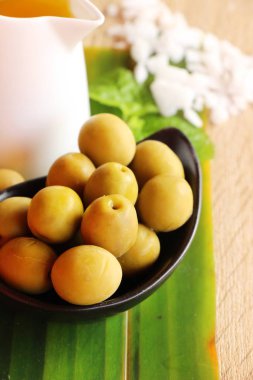 Ahşap arka plan üzerinde sağlık için zeytin yağı