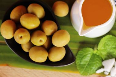 Ahşap arka plan üzerinde sağlık için zeytin yağı