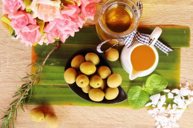 Ahşap arka plan üzerinde sağlık için zeytin yağı