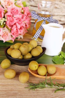 Ahşap arka plan üzerinde sağlık için zeytin yağı