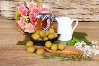 Ahşap arka plan üzerinde sağlık için zeytin yağı