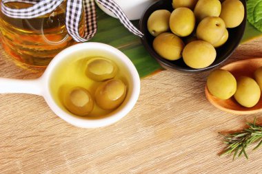 Ahşap arka plan üzerinde sağlık için zeytin yağı