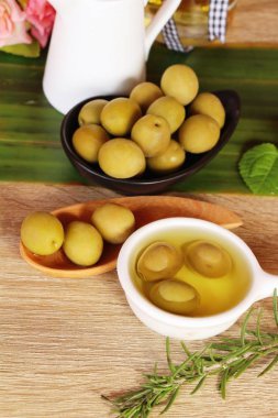 Ahşap arka plan üzerinde sağlık için zeytin yağı