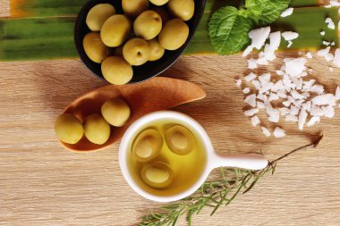 Ahşap arka plan üzerinde sağlık için zeytin yağı
