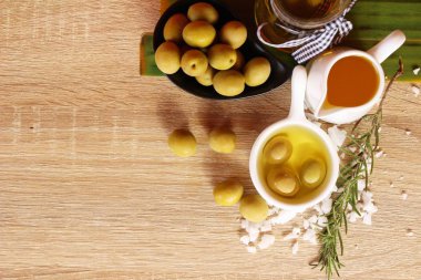 Ahşap arka plan üzerinde sağlık için zeytin yağı