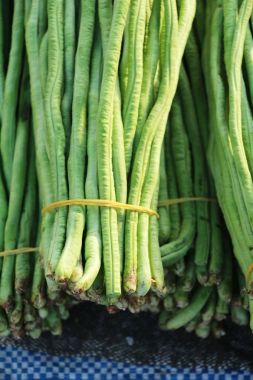 Belgili tanımlık çarşı içinde yemek pişirmek için uzun fasulye