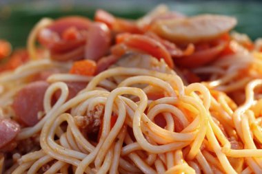Spagetti sokak gıda lezzetli domuz eti ile