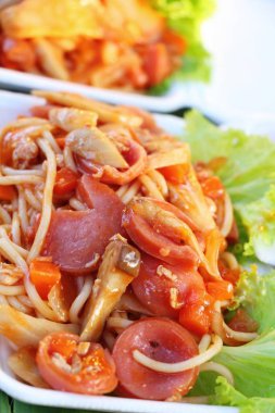 Spagetti sokak gıda lezzetli domuz eti ile