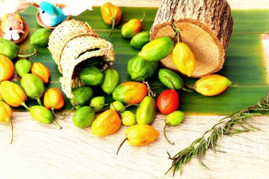 ahşap arka plan üzerinde yemek pişirmek için kırmızı biber