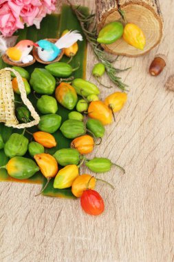 ahşap arka plan üzerinde yemek pişirmek için kırmızı biber