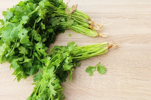 Cilantro fresco para cocinar sobre fondo de madera — Foto de Stock