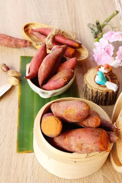 Patata dolce bollito delizioso su sfondo di legno — Foto Stock