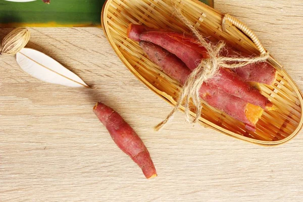 Patata dulce hervida deliciosa sobre fondo de madera — Foto de Stock