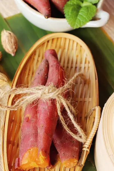 Patata dolce bollito delizioso su sfondo di legno — Foto Stock