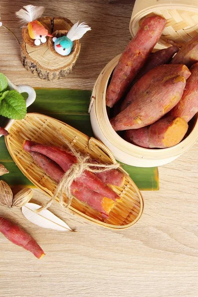 Süßkartoffeln gekocht köstlich auf Holz Hintergrund — Stockfoto