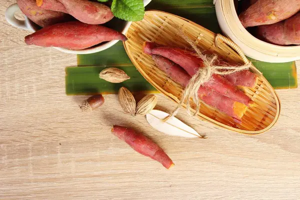 Bataat, gekookt heerlijk op hout achtergrond — Stockfoto