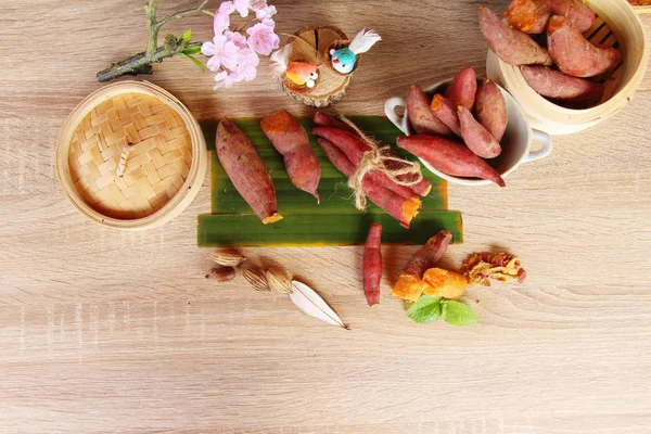 Patata dolce bollito delizioso su sfondo di legno — Foto Stock