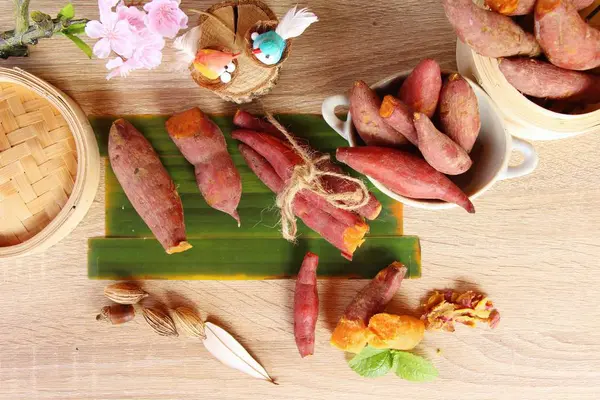 Ahşap arka plan üzerinde lezzetli haşlanmış patates