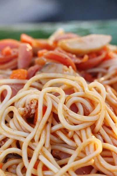Espaguetis con cerdo delicioso en la comida callejera — Foto de Stock