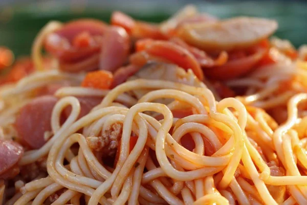 Espaguetis con cerdo delicioso en la comida callejera — Foto de Stock