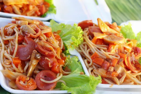 Spagetti sokak gıda lezzetli domuz eti ile