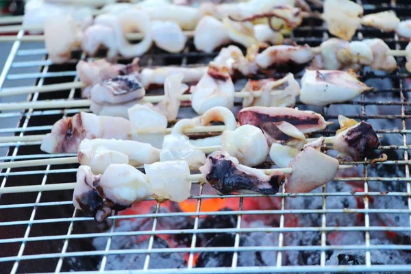 Calamari alla griglia è delizioso nel mercato — Foto Stock