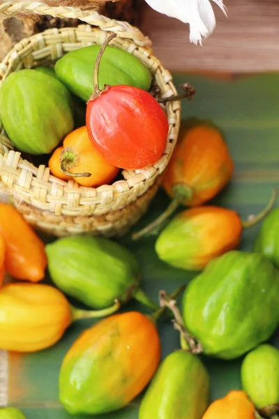 Poivrons de piment pour la cuisson sur fond de bois — Photo