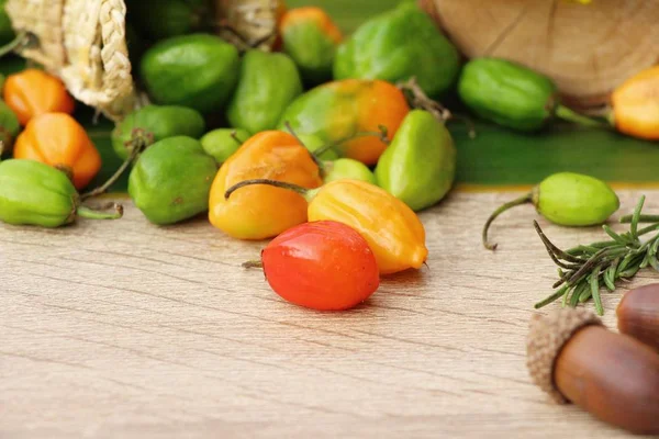 Chili peppers för matlagning på trä bakgrund — Stockfoto