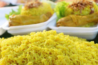Tavuk biryani pirinç lezzetli ve sos