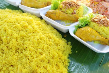 Tavuk biryani pirinç lezzetli ve sos