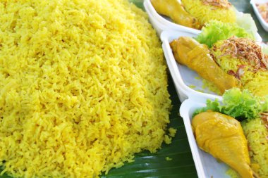 Tavuk biryani pirinç lezzetli ve sos