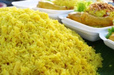 Tavuk biryani pirinç lezzetli ve sos