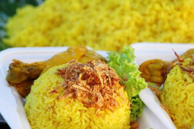 Tavuk biryani pirinç lezzetli ve sos