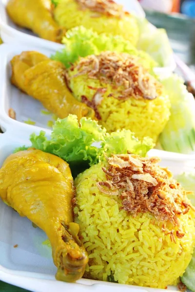 Kylling biryani med ris lækker og sauce - Stock-foto