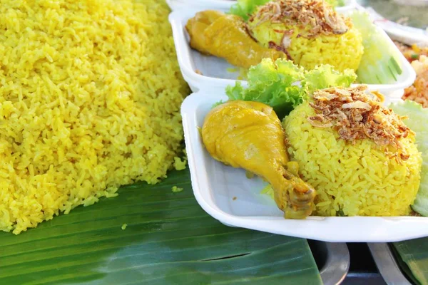 Tavuk biryani pirinç lezzetli ve sos