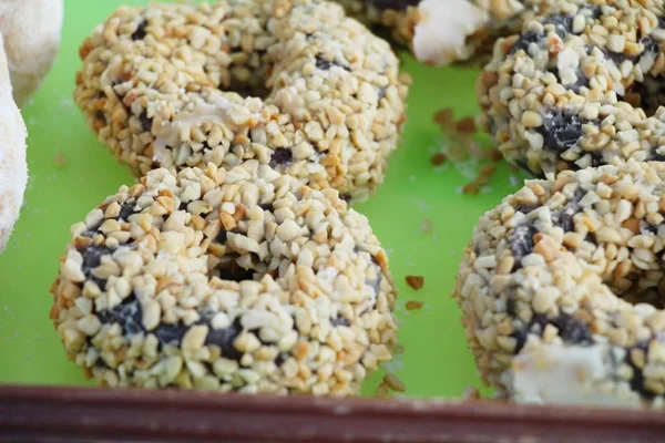 Un montón de donut y mermelada de fresa — Foto de Stock