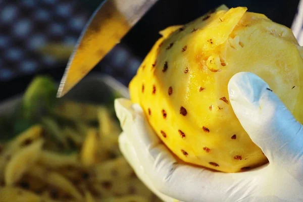 Ananas skalad är läckra i gata mat — Stockfoto