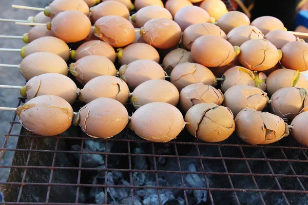Jaja z grilla jest pyszne w ulicy żywności — Zdjęcie stockowe