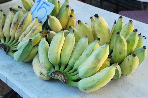 Спелый банан вкусный на рынке — стоковое фото