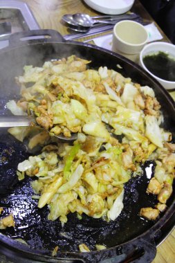 Dak baharatlı Galbi Pan, Kore yemeği