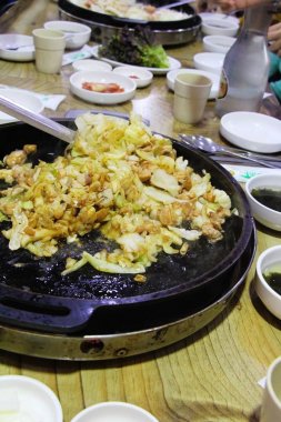 Dak baharatlı Galbi Pan, Kore yemeği